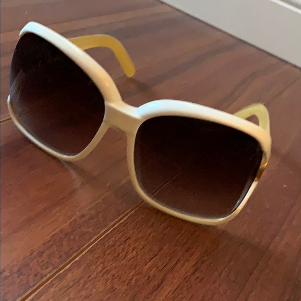 White von zipper sunglasses
